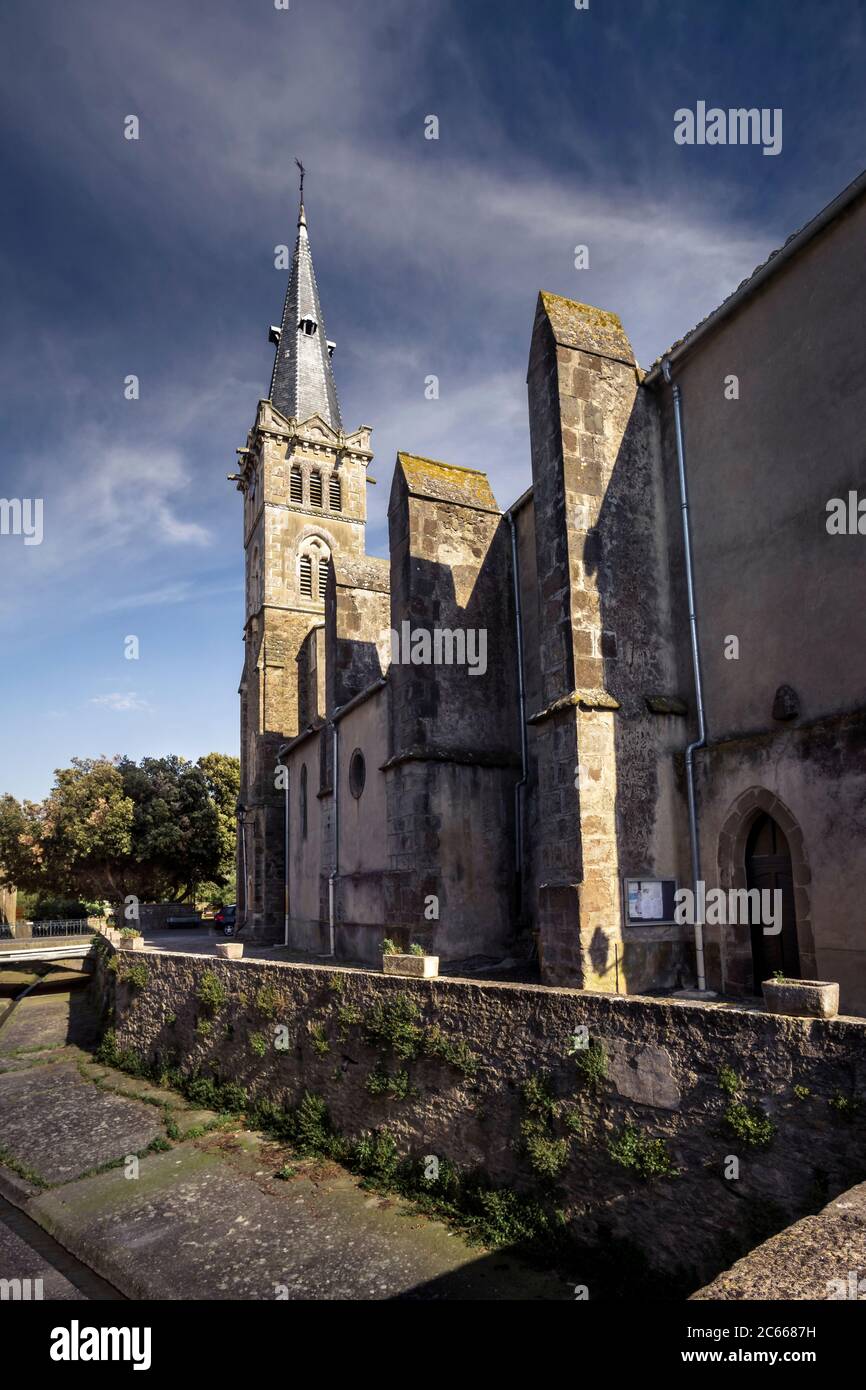 La iglesia de Montlaur fue construida en el siglo XIV en estilo gótico, Foto de stock