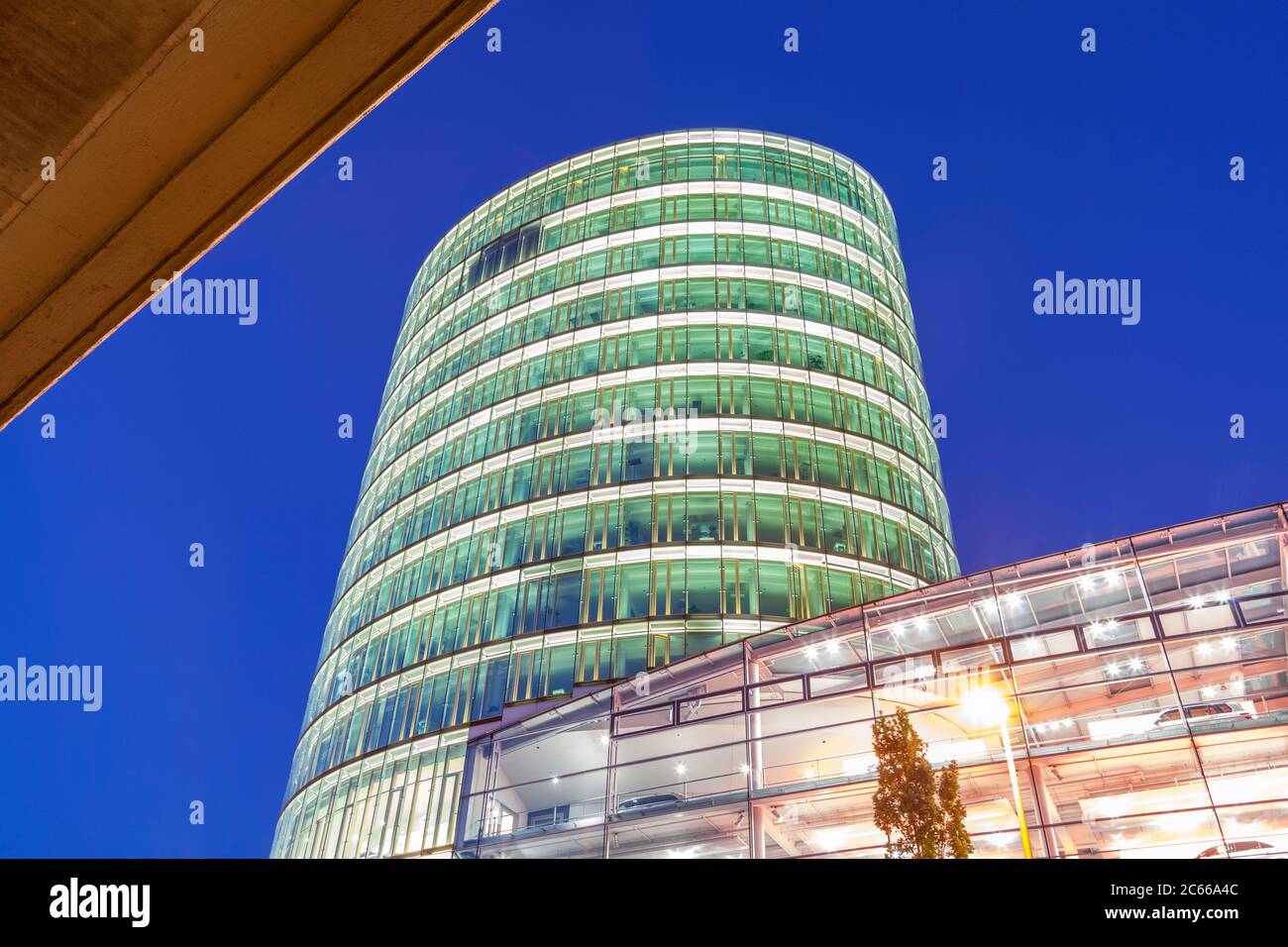 Edificio de gran altura de la sucursal de Mercedes-Benz en el puente Donnersberger, Munich, Alta Baviera, Baviera, sur de Alemania, Alemania, Europa Foto de stock