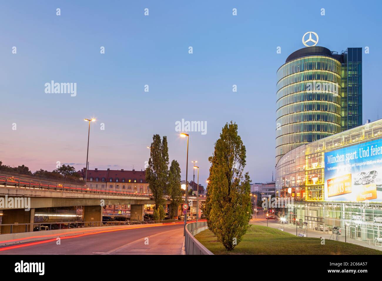 Edificio de gran altura de la sucursal de Mercedes-Benz en Donnersberger Brücke, Schwanthalerhöhe, Munich, Alta Baviera, Baviera, sur de Alemania, Alemania, Europa Foto de stock