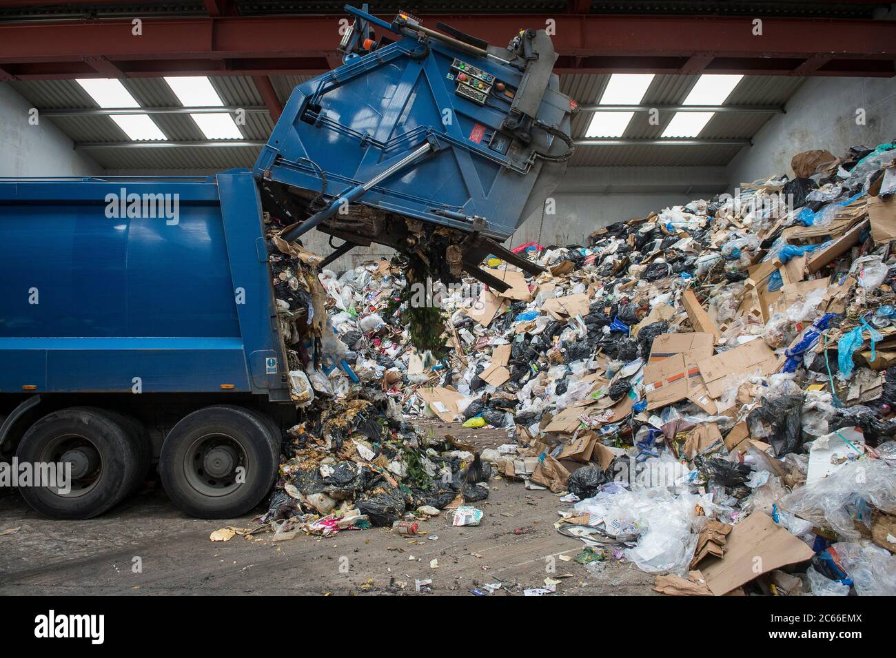 Camión de basura depositando materiales reciclables en una planta de reciclaje en Liverpool, Inglaterra, Reino Unido. Foto de stock