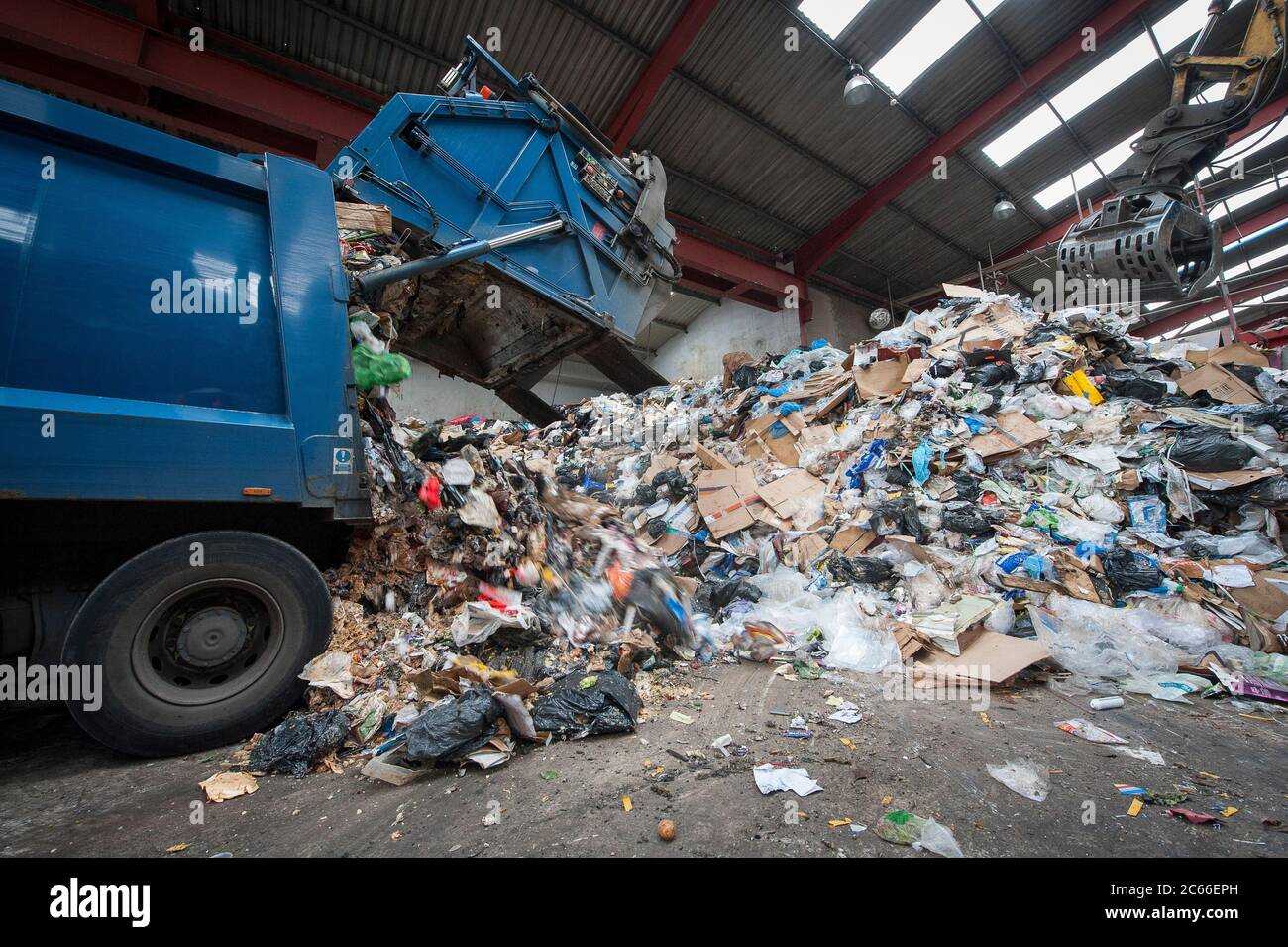 Camión de basura depositando materiales reciclables en una planta de reciclaje en Liverpool, Inglaterra, Reino Unido. Foto de stock