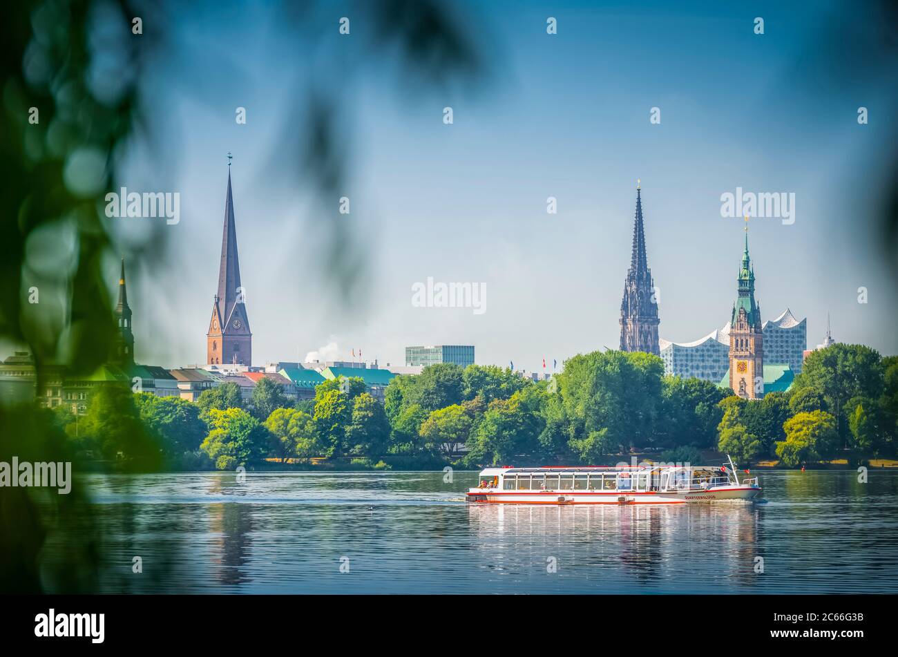 Alemania, Hamburgo, Skyline, Lago Alster exterior, barco, barco turístico Foto de stock