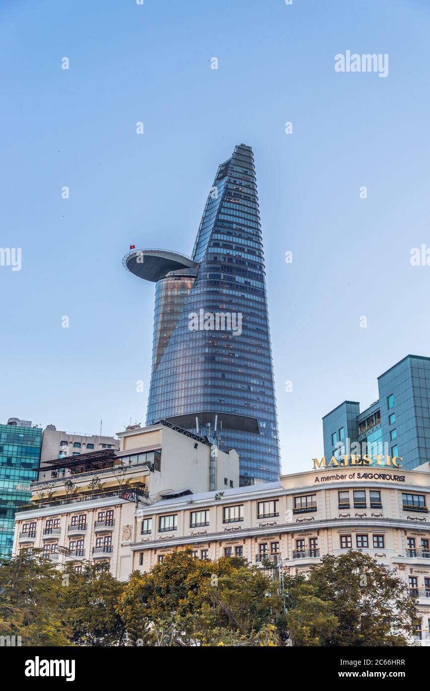 Ciudad Ho Chi Minh, Vietnam - 07 de julio de 2020: : Ciudad Ho Chi Minh por la noche, el edificio en la imagen es bitexco torre, Vietnam Foto de stock