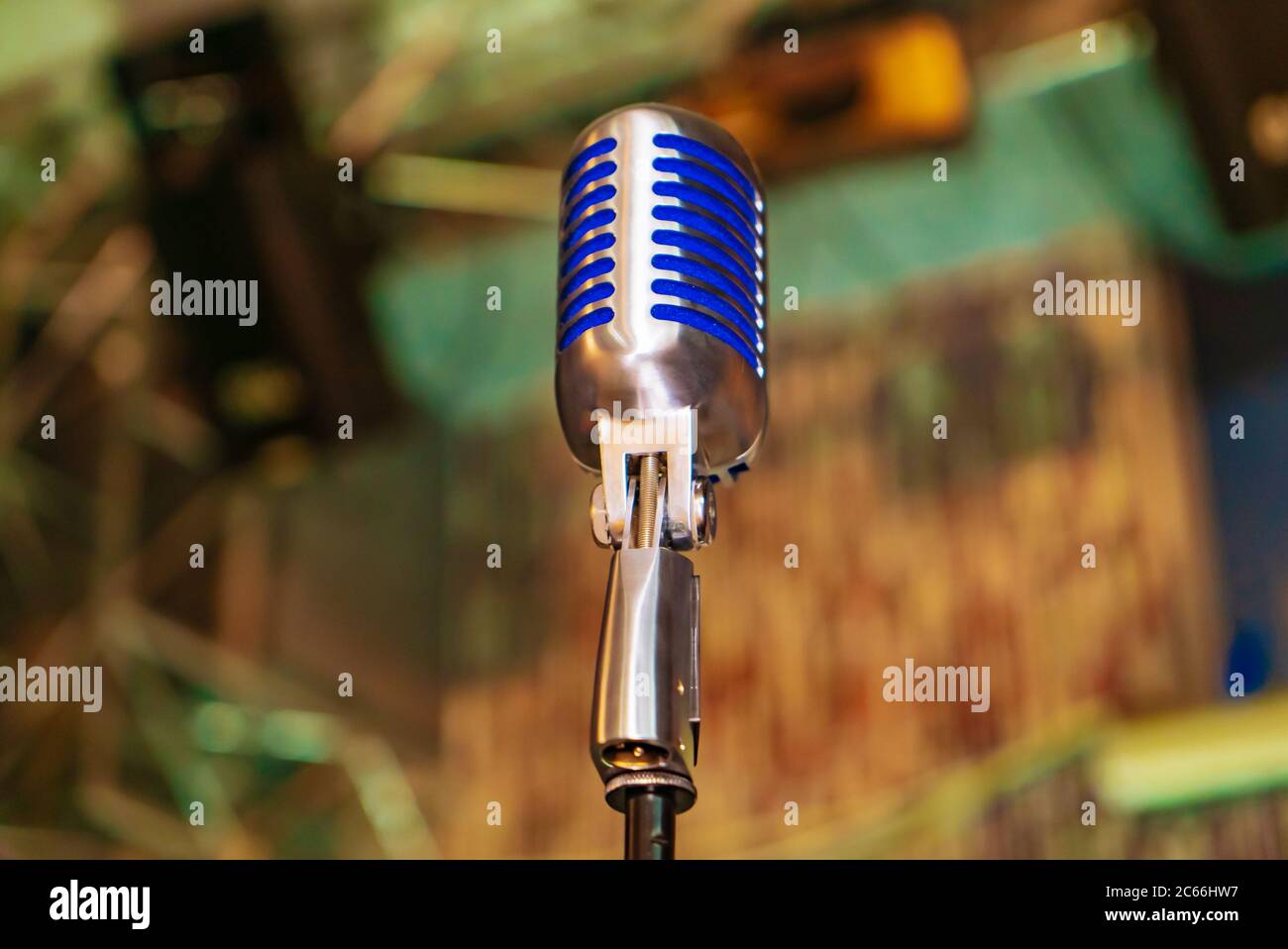 el micrófono cerrado profesional está diseñado para actuaciones frente al  público en los conciertos Fotografía de stock - Alamy