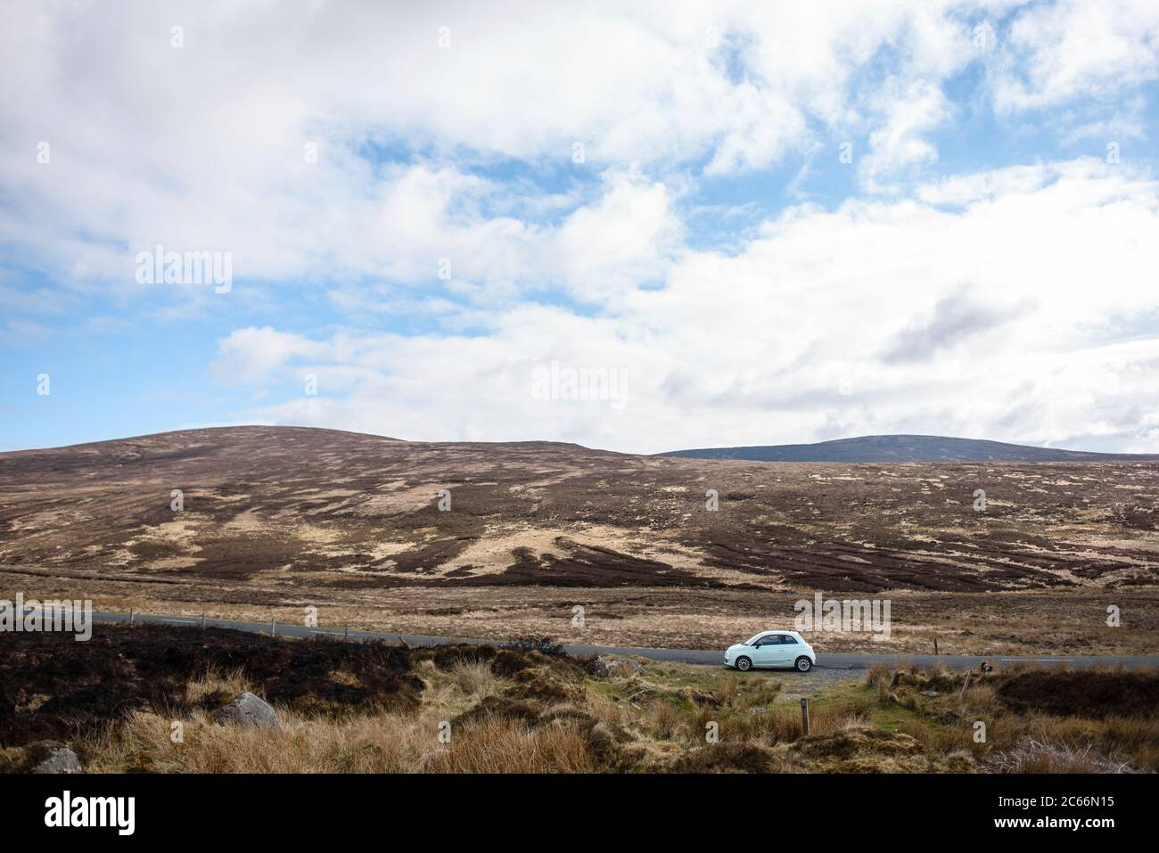 Viaje por carretera a través de la verde isla de Irlanda Foto de stock