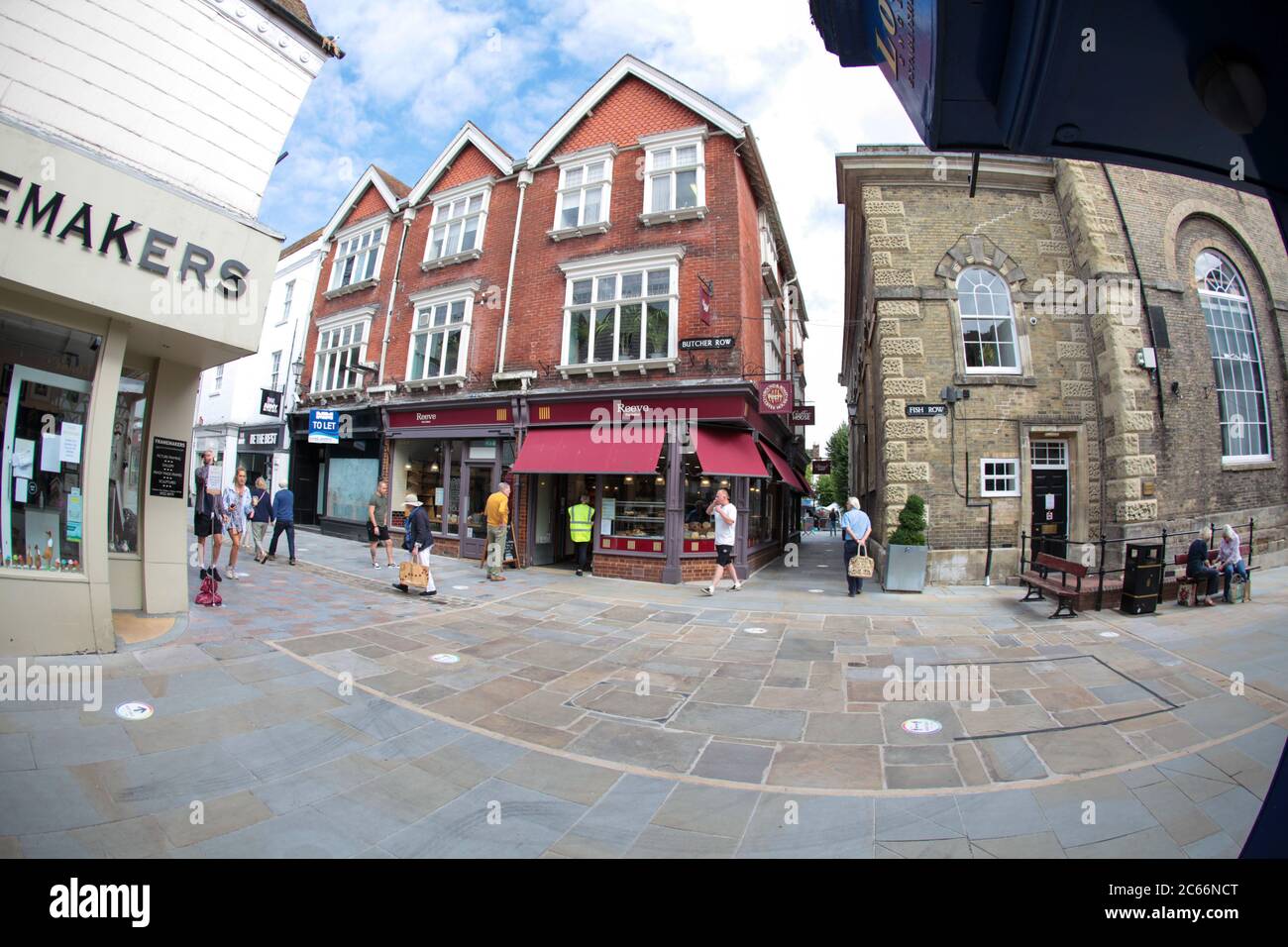 Distanciamiento social - las tiendas vuelven a abrir en Butcher Row Salisbury después del Coronavirus Lockdown Wiltshire UK . Julio de 2020. Foto de stock