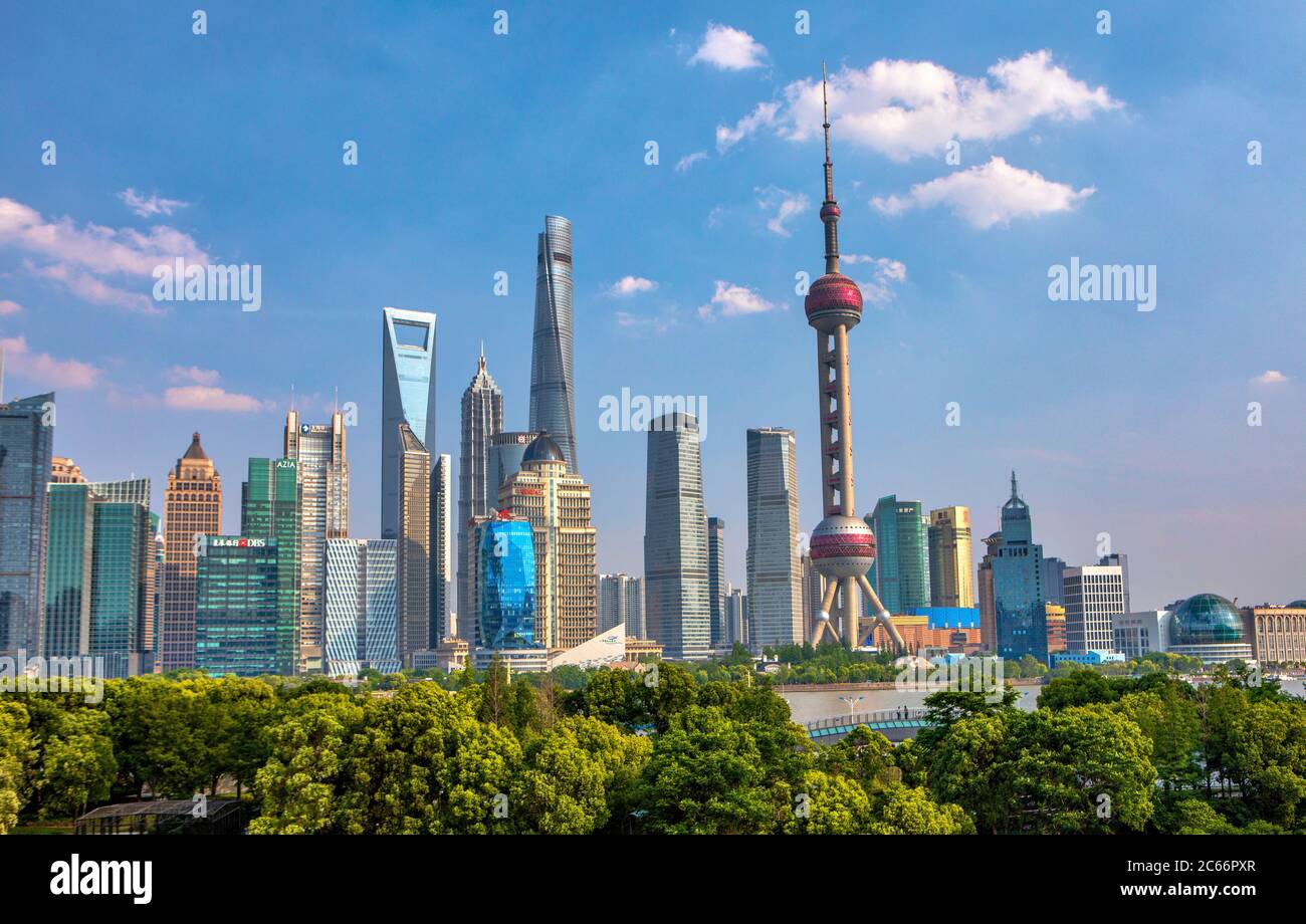 Ciudad de Shangai, China, Distrito de Pudong Lujiazui, la zona, el Centro Financiero Mundial de Shanghai, y la torre Oriental Pearl Tower Foto de stock