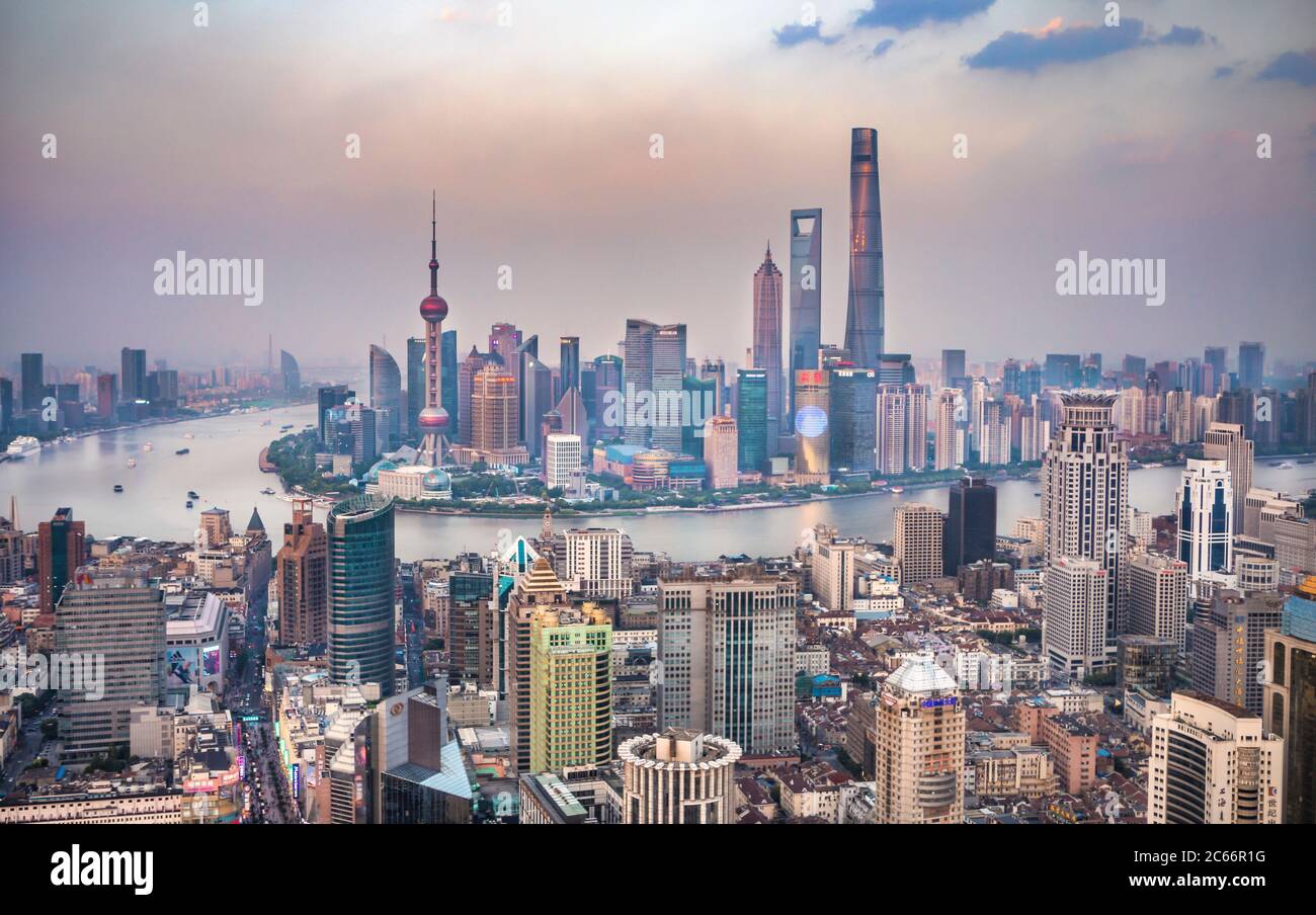 China, Ciudad de Shanghai, Río Huangpu, Distrito Pudong, Área Lujiazui, Torre de la Perla Oriental, edificio Jin Mao, Centro Financiero Mundial y Torre de Shanghai, Foto de stock