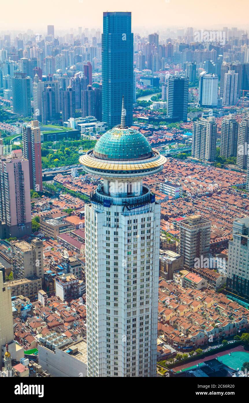 China, Shanghai City, edificio cerca de la Plaza del Pueblo Foto de stock