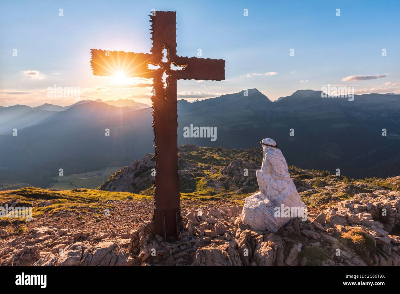 El Cristo pensante (pensando en Cristo) en la cumbre del monte Castellazzo cerca del paso de Rolle, Trentino, Italia Foto de stock