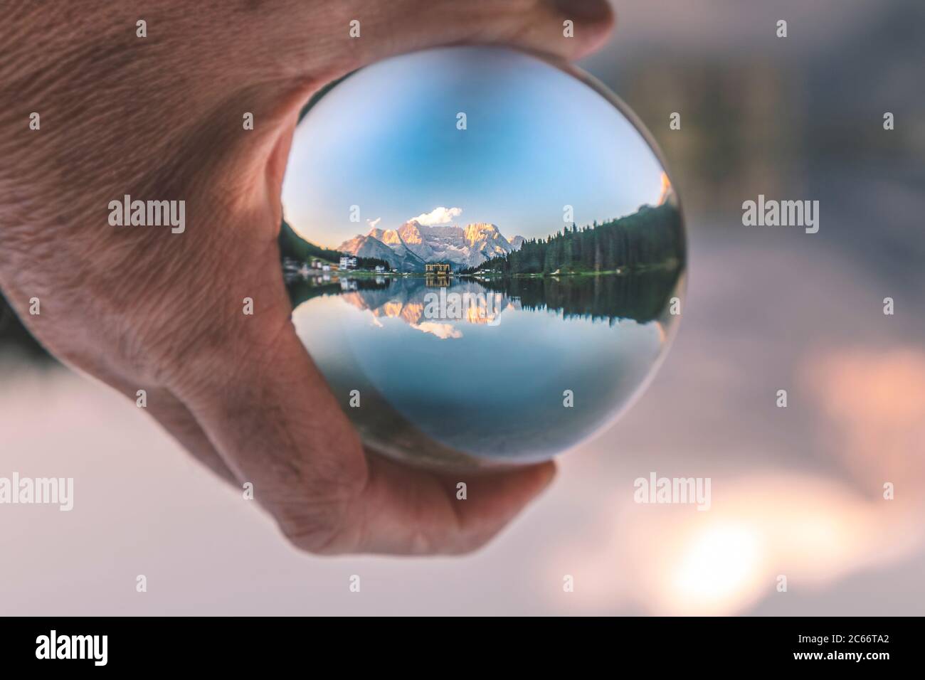 Misurina y el lago con la montaña Sorapis en el fondo a través de una bola de cristal, Auronzo di Cadore, Belluno, Veneto, Italia Foto de stock