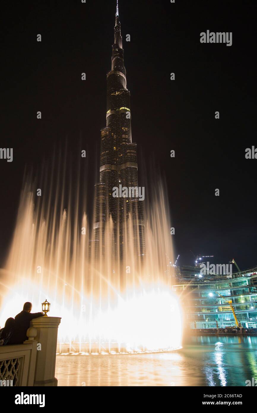 Rascacielos Burj Khalifa iluminado con espectáculo de fuentes en Dubai por la noche, EAU Foto de stock