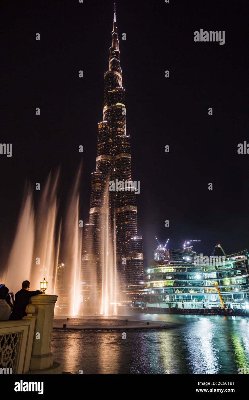 Rascacielos Burj Khalifa iluminado con espectáculo de fuentes en Dubai por la noche, EAU Foto de stock