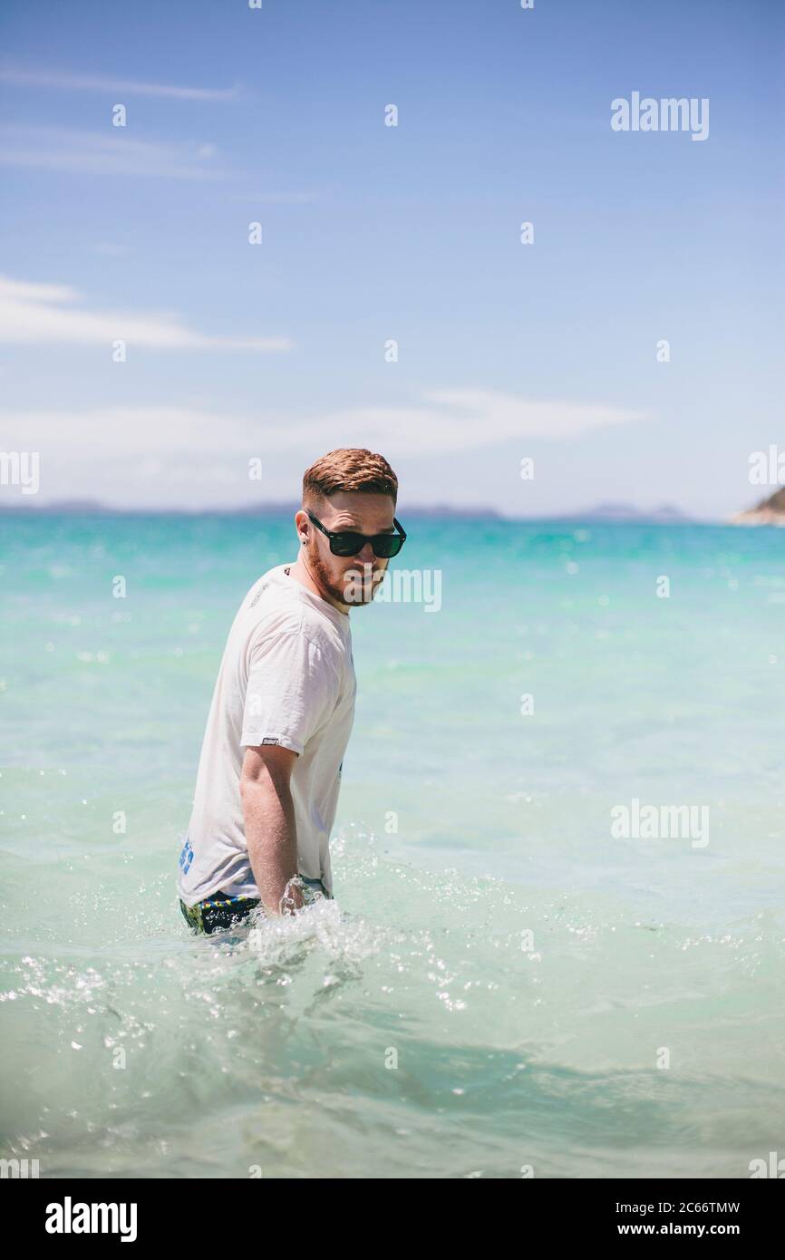 Hombre Guapo En Las Vacaciones De Verano. Hombre Con Gafas De Sol