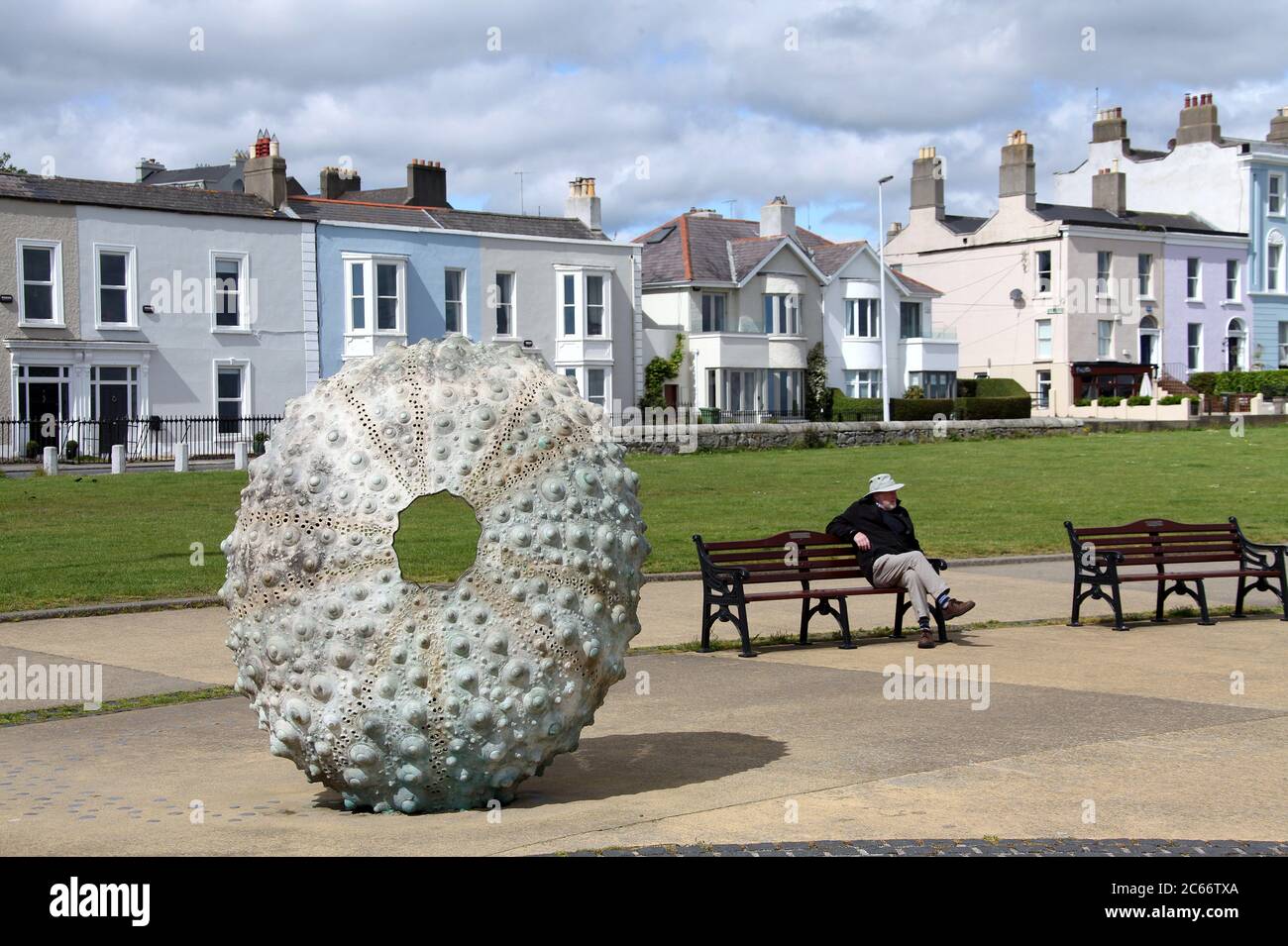Paseo marítimo en el sur de Irlanda con la escultura de erizo de mar Madre de Rachel Joynt Foto de stock