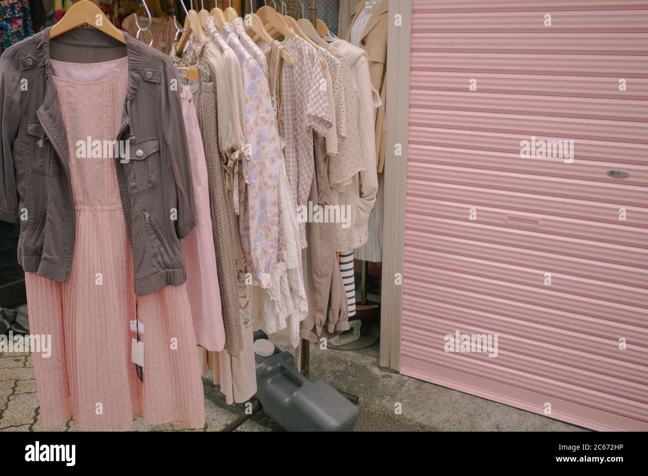 Ropa rosa Pastel frente de la tienda Fotografía de stock - Alamy