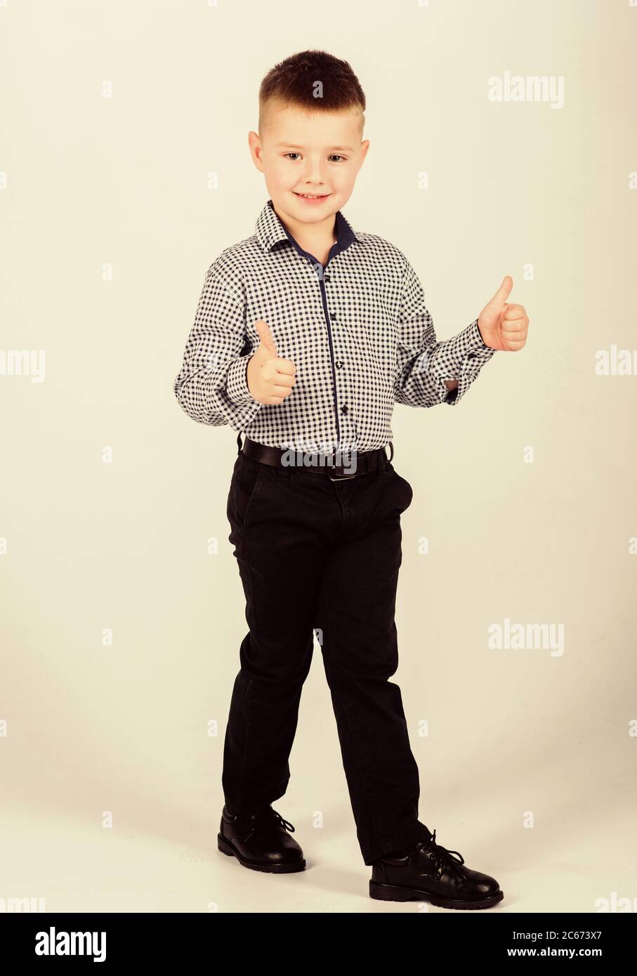 Coqueto conjunto de niño para eventos graves. Estilo impecable. Infancia feliz. Moda para niños. Pequeño hombre de negocios. Escuela de negocios. Educación desarrollo. Chico seguro. El niño pequeño lleva ropa formal