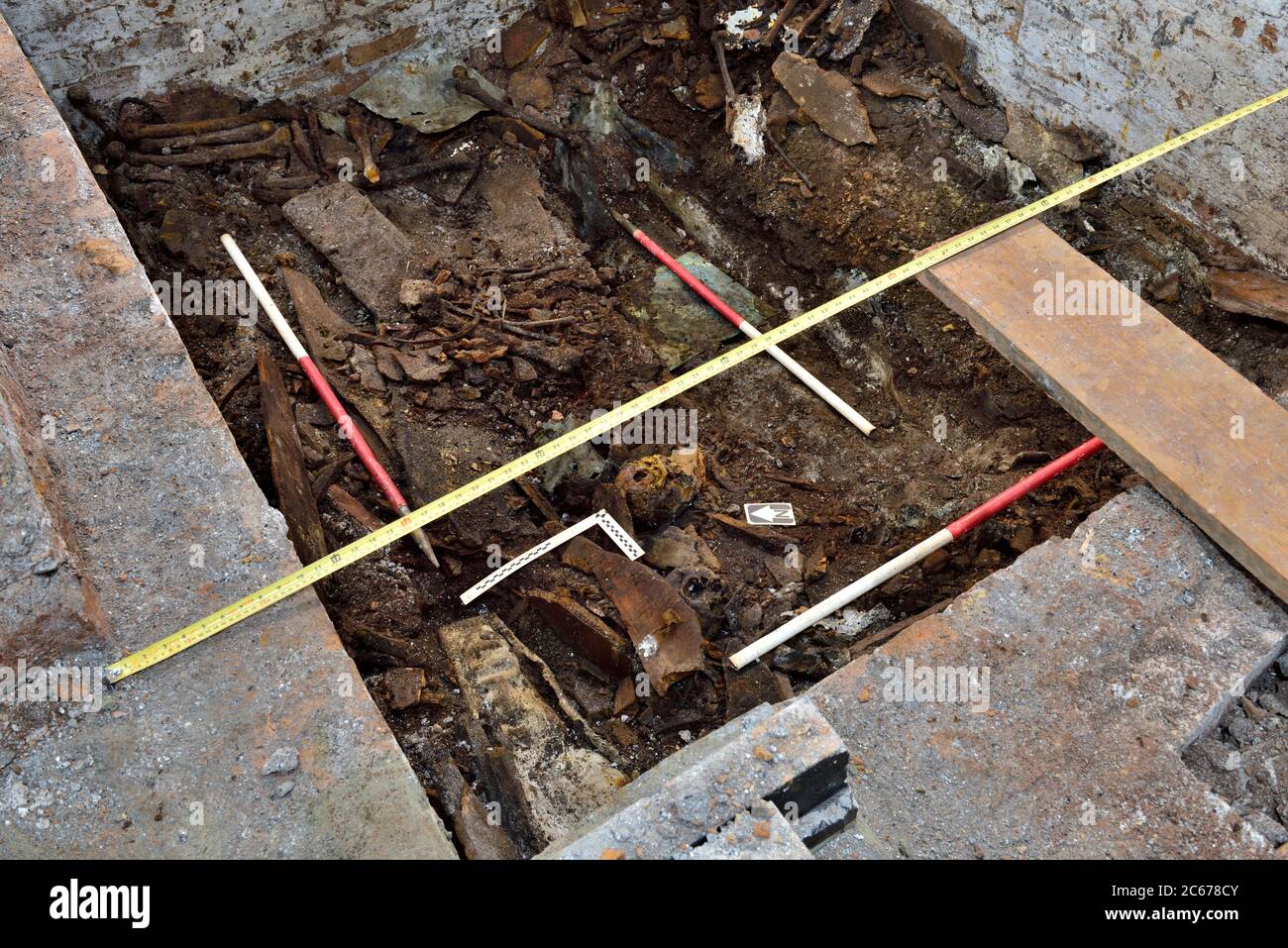 Registro arqueológico de la tumba en la cripta de la iglesia de Bristol en proceso de restauración y preservación. Tumbas de 1740 a finales de 1800 St Michael en t Foto de stock
