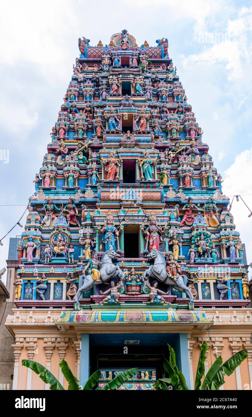 El gopuram (torre) del Templo Sri Mahamariamman, el templo hindú más antiguo de Kuala Lumpur, Malasia Foto de stock