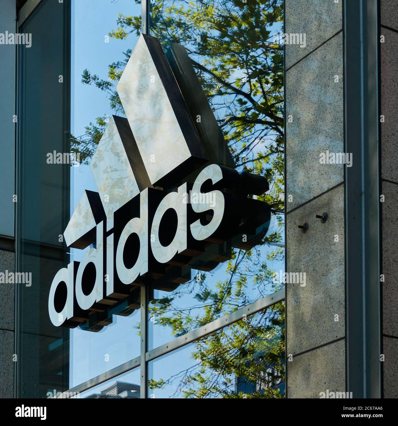 Berlín, Alemania, 6 de mayo de 2020: Fachada de la tienda Adidas con el  logotipo y las letras de la empresa de ropa y artículos deportivos  Fotografía de stock - Alamy