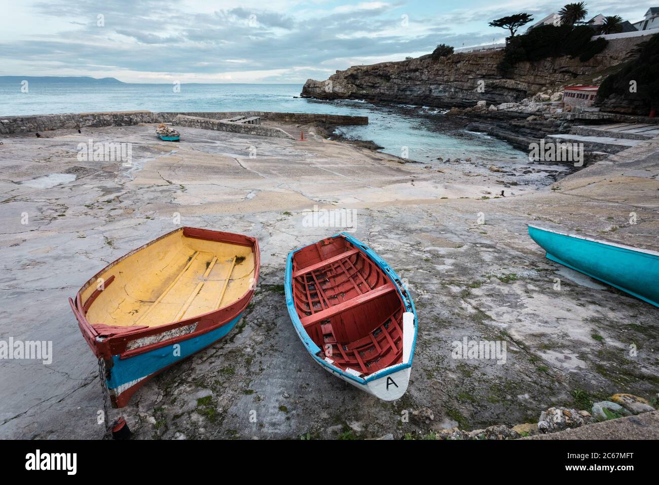 Barcos en tierra seca fotografías e imágenes de alta resolución - Alamy