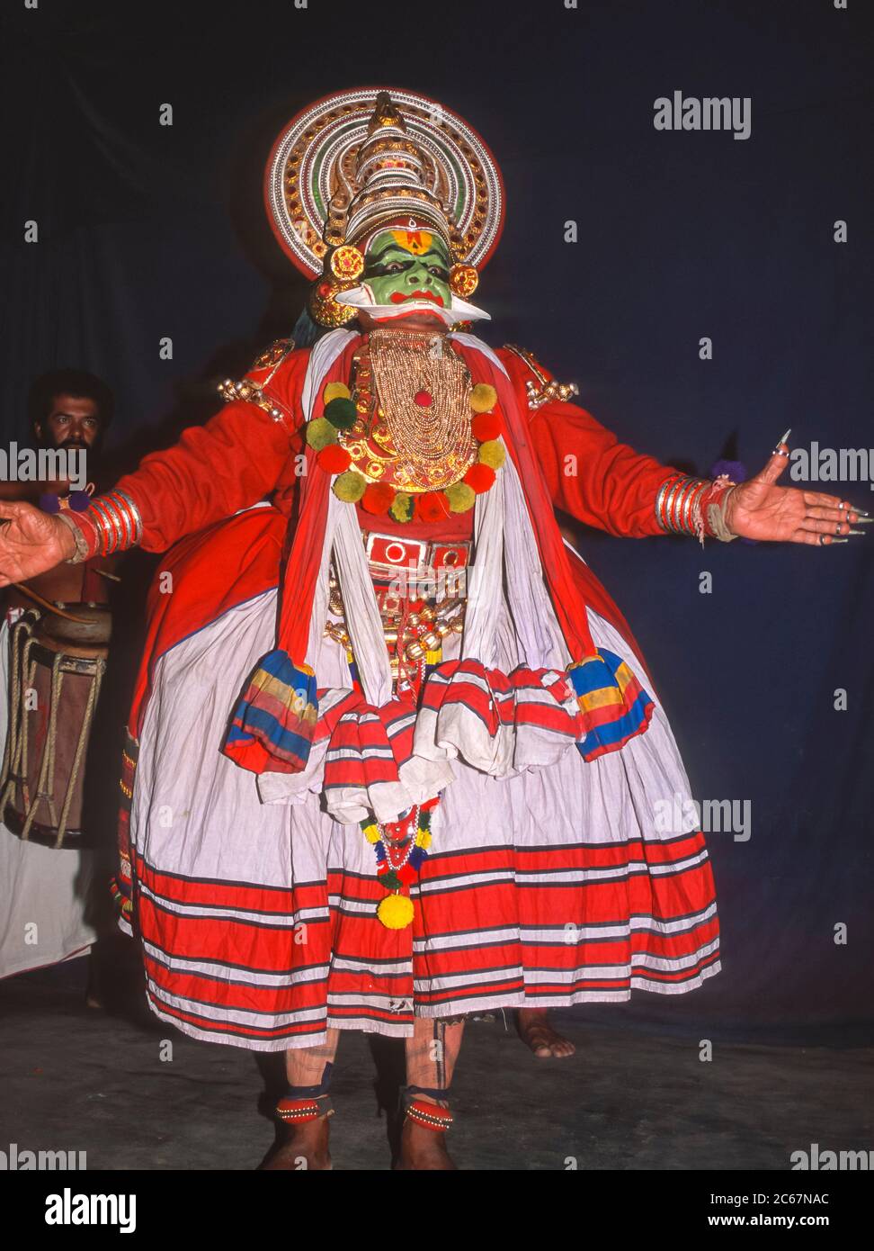 COCHIN, KERALA, INDIA - Male Kathakali bailarín actúa un antiguo drama sagrado, basado en la epopeya hindú, en un teatro en Cochin. Foto de stock