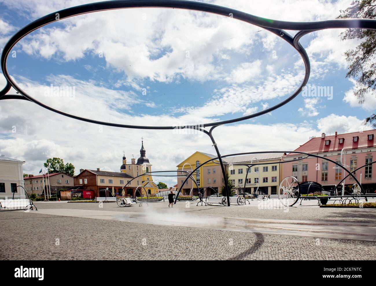 Võru, Võrumaa/Estonia-06JUL2020: Plaza de la ciudad principal de Võru en Estonia, Europa. Zona de ocio. Ciudad de Voru. Foto de stock