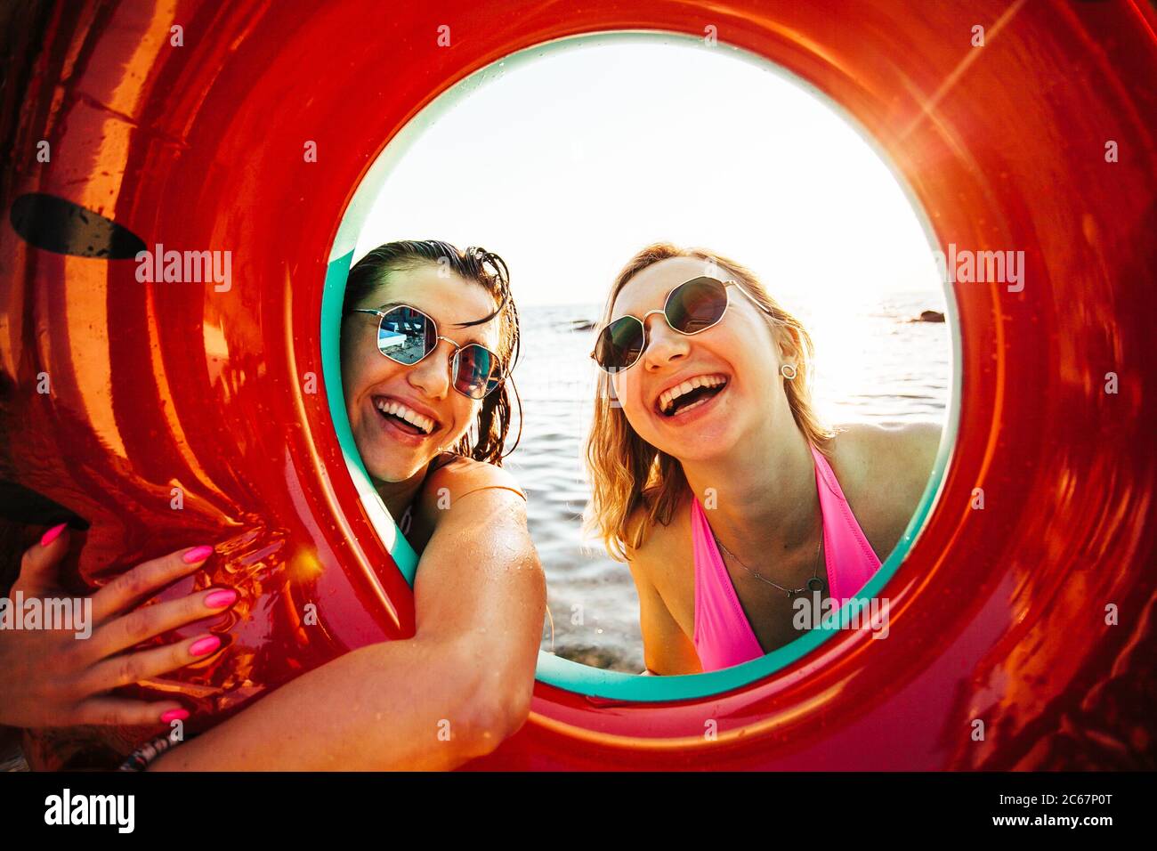 Las chicas se divertieran en la playa Foto de stock
