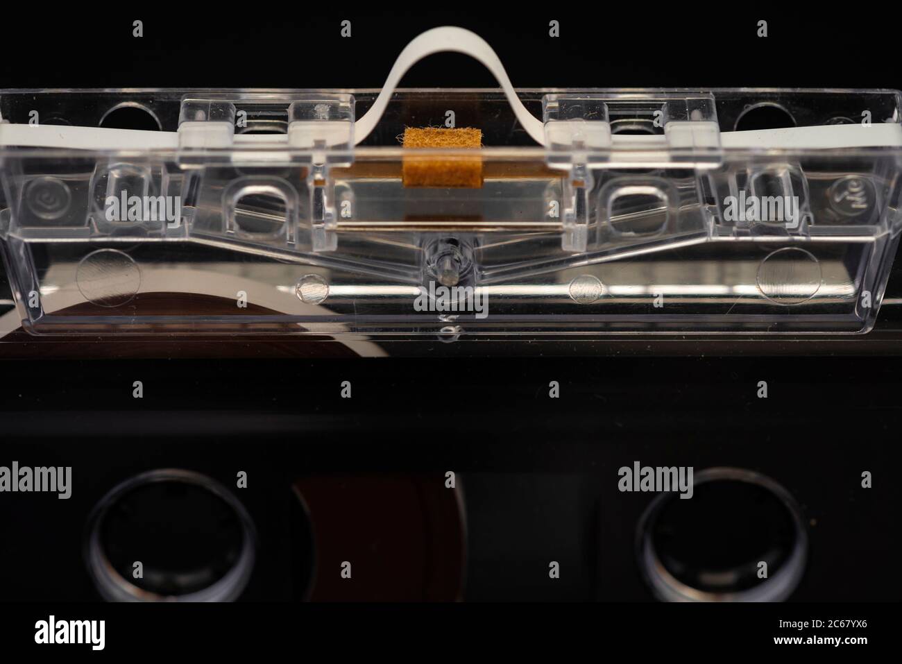 Apertura del cabezal de la cinta magnética y cierre de la almohadilla de presión de los detalles del casete de audio Foto de stock