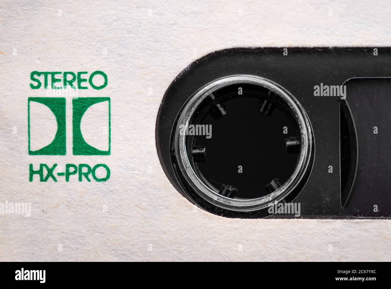 Stereo HX PRO texto verde a la antigua usanza en cinta de audio antigua clásica de cerca Foto de stock