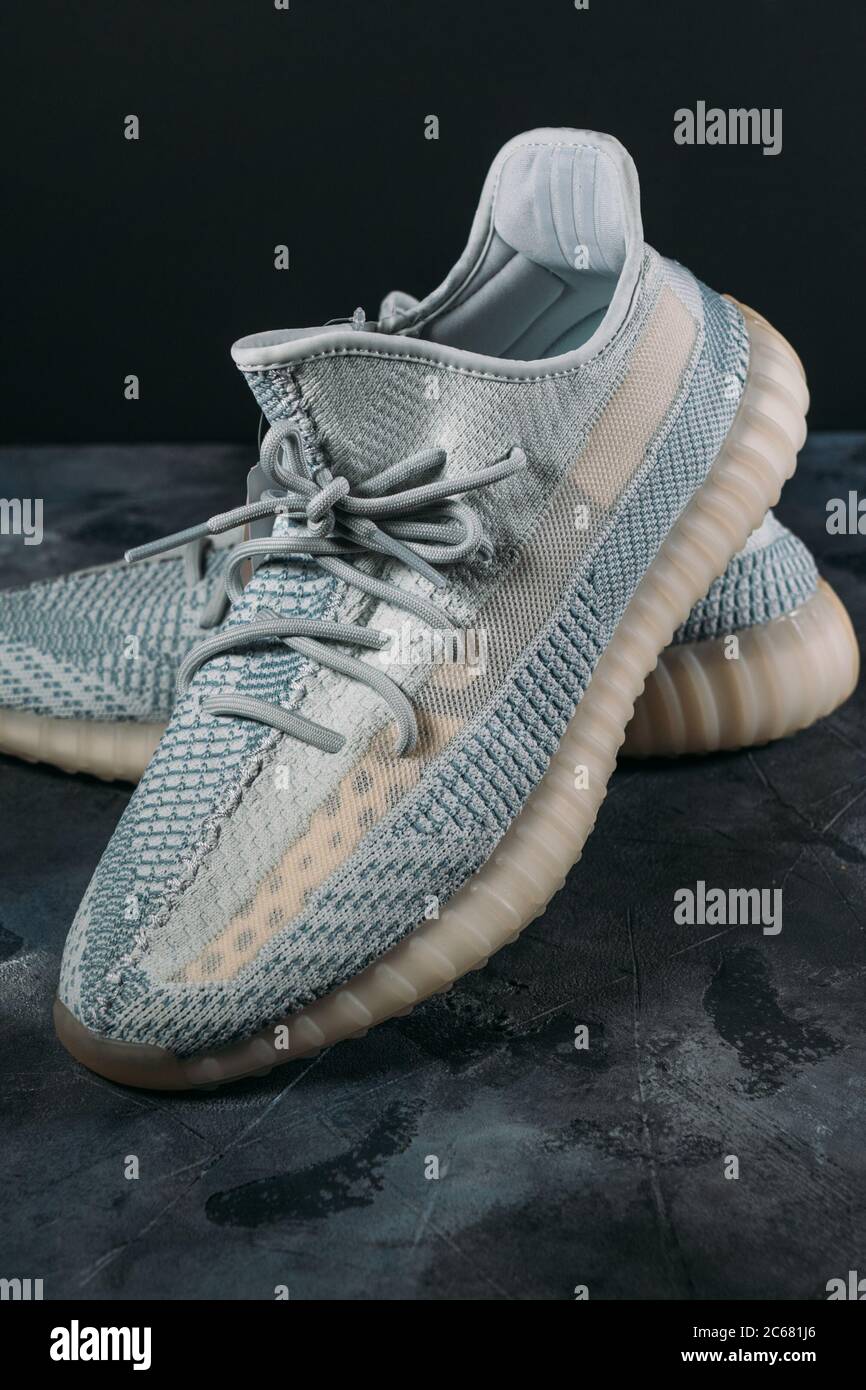 explosión negocio Enmarañarse Moscú, Rusia - Junio 2020 : Adidas Yeezy Boost 350 V2 - famosa Colección  limitada de moda Sneakers por Kanye West y Adidas Collaboration Fotografía  de stock - Alamy