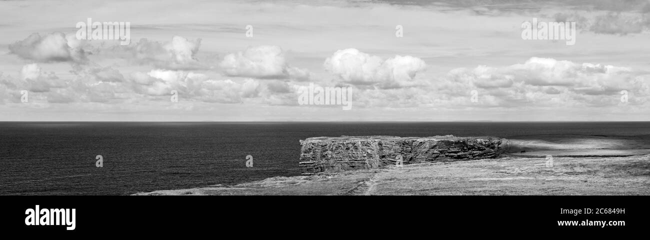 Costa del Océano Atlántico con paisaje nublado, Condado de Clare, Irlanda Foto de stock