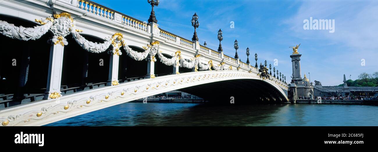 Vista de ángulo bajo del puente Pont Alexandre III y del río Sena, París, Francia Foto de stock