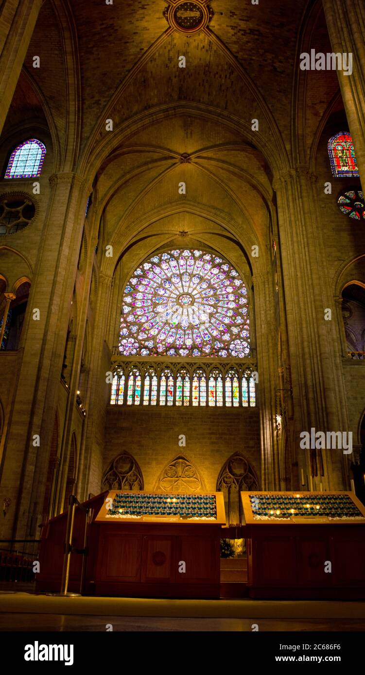 Interior de la Catedral de Notre Dame con ventana de rosa del sur, París, Francia Foto de stock