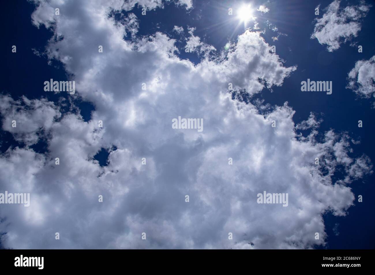 Interesante la formación de nubes Foto de stock