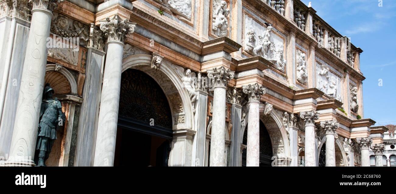 Primer plano de la columna base del Campanile en Piazza San Marco, Venecia, Veneto, Italia Foto de stock