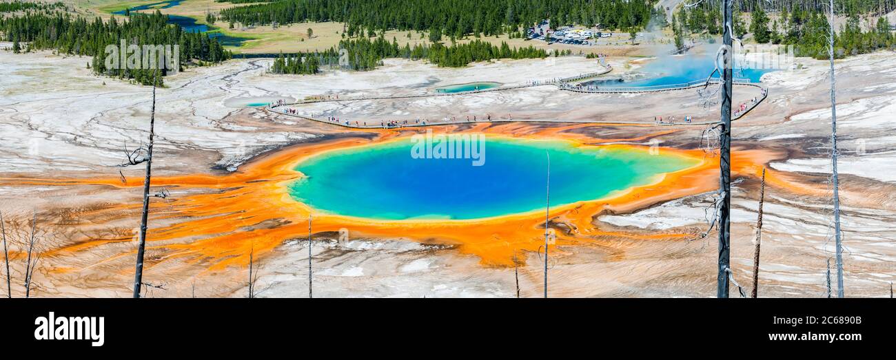 Grand Prismatic Spring, Midway Geyser Basin, el Parque Nacional Yellowstone, Wyoming, EE.UU. Foto de stock