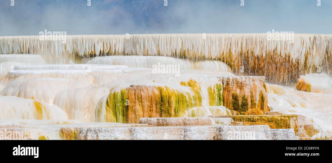 Vista de la cascada congelada, Canary Spring, Mammoth Hot Springs, Parque Nacional Yellowstone, California, Estados Unidos Foto de stock