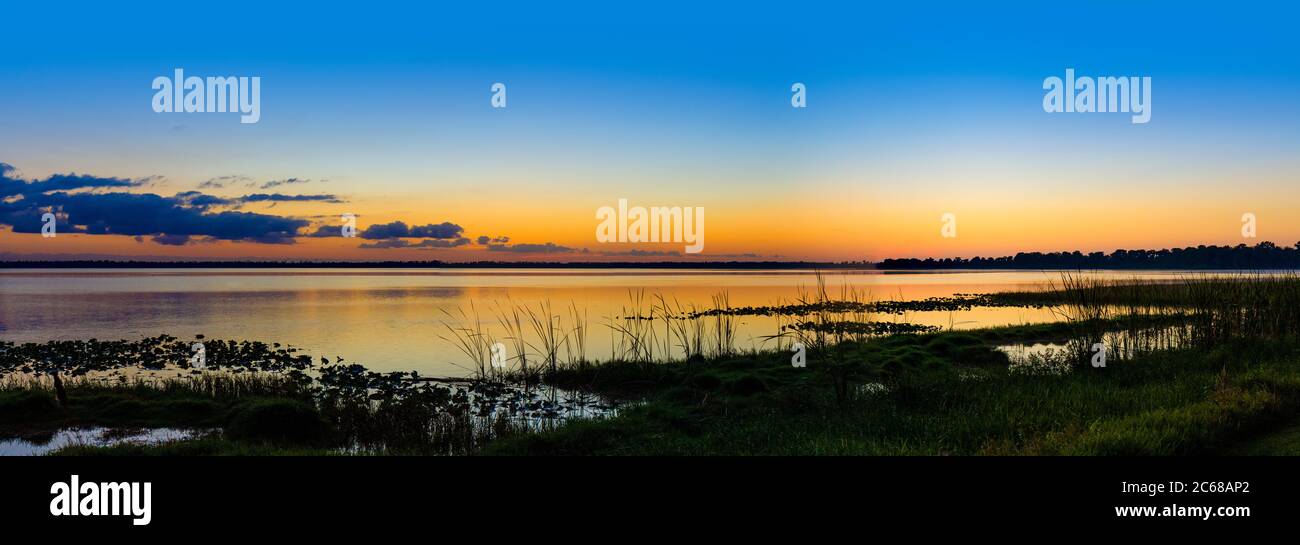 Lago Pierce al amanecer, Lago Wales, Florida, Estados Unidos Foto de stock