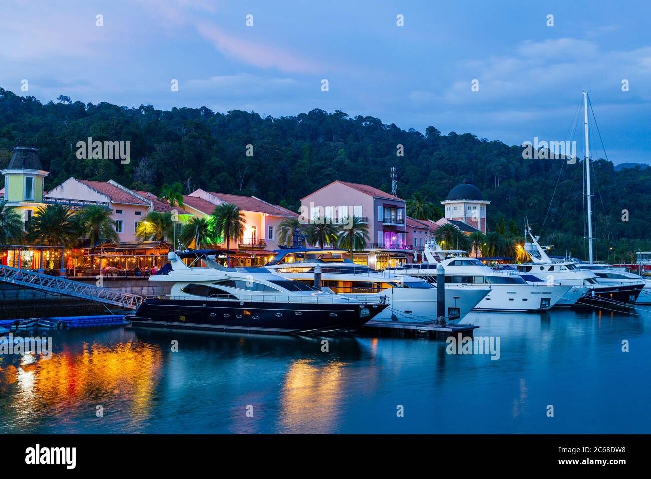 Langkawi, oficialmente conocido como Langkawi, la joya de Kedah, es un distrito y un archipiélago de 99 islas en el mar de Andamán a unos 30 km del principal Foto de stock