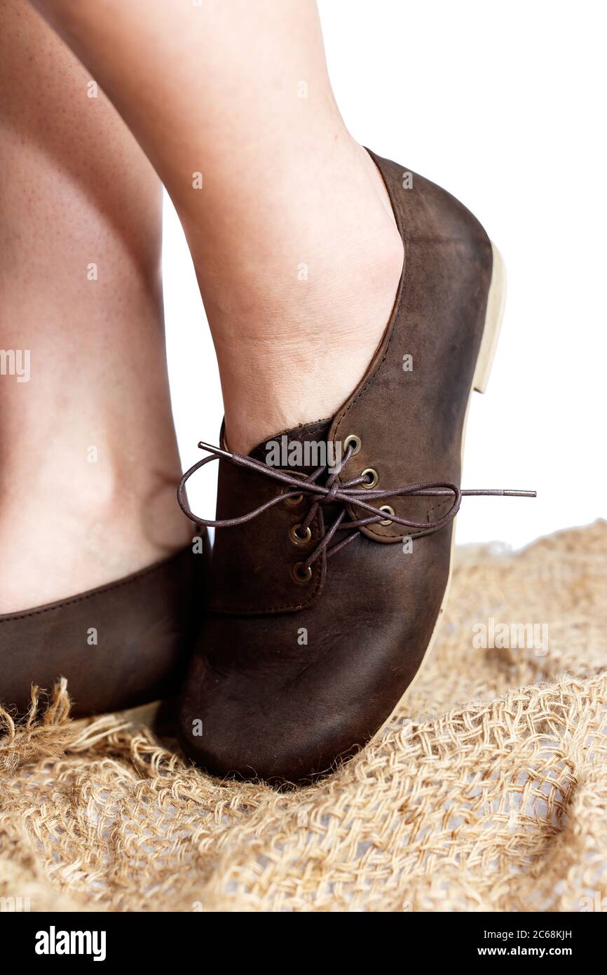 Zapatos vintage de cuero marrón mujer cerca Fotografía de - Alamy
