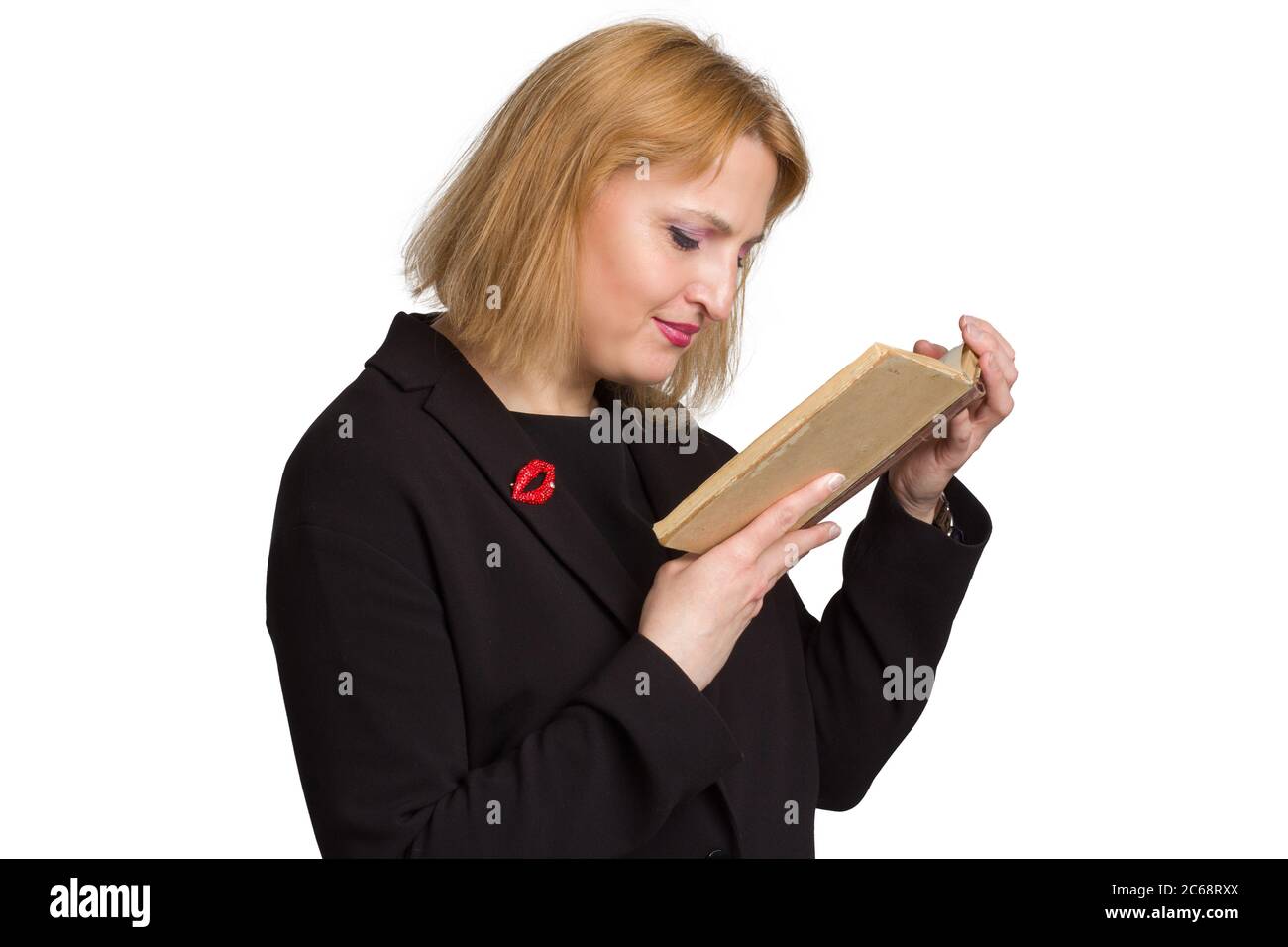 mujer de oficina de negocios caucásica de tamaño plus. aislada en blanco. lee un libro y ríe Foto de stock