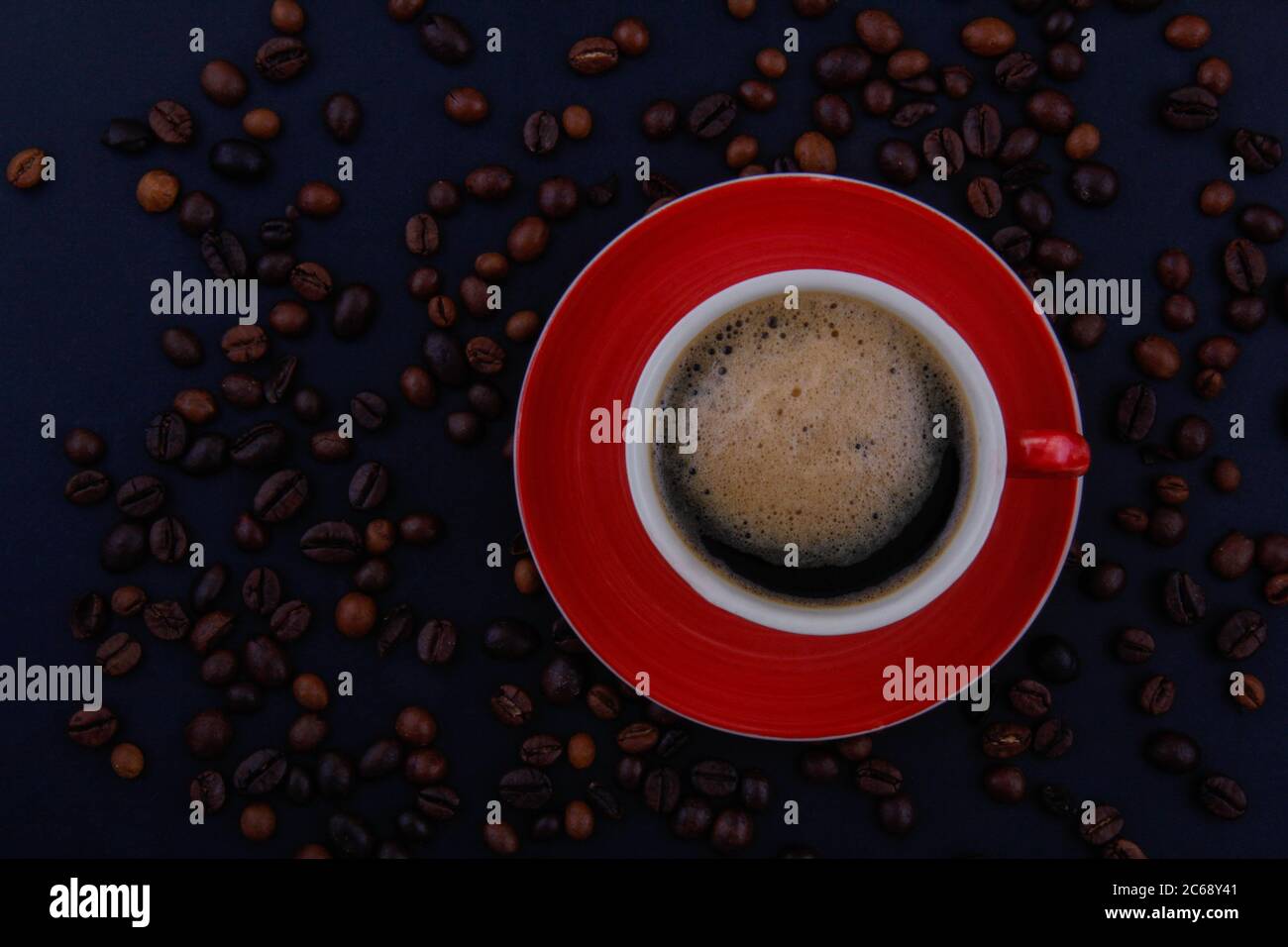 Una taza de café y granos de café. Foto de stock