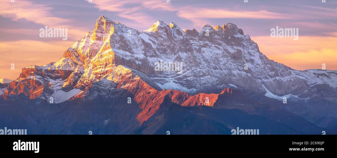 Sinrise o puesta de sol vista panorámica de la bandera de los Dents du Midi en los Alpes suizos, cantón Vaud, Suiza Foto de stock