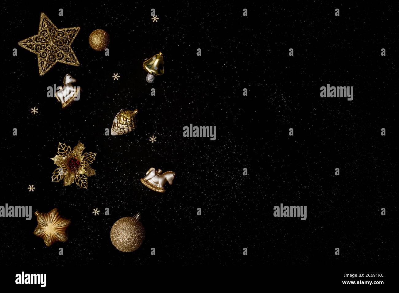 Hermosa decoración de Navidad dorada con bolas sobre fondo negro. Diseño plano. Espacio de copia. Horizontal. Foto de stock