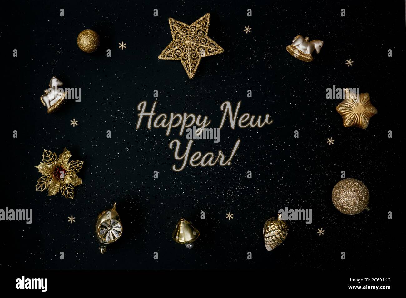Hermosa decoración dorada año nuevo con bolas sobre fondo negro. Diseño plano. Letras Feliz año Nuevo. Foto de stock