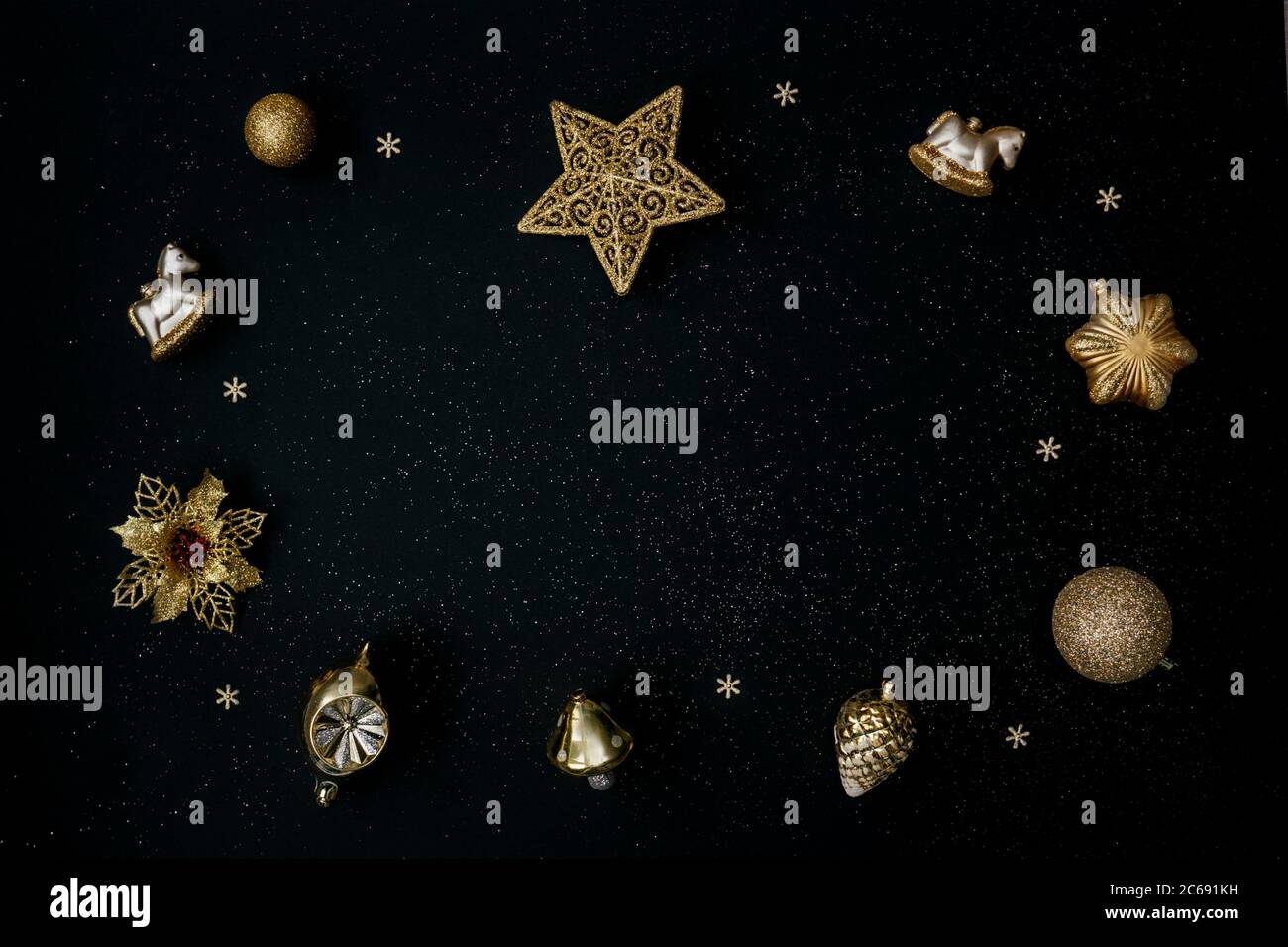 Hermosa decoración de Navidad dorada con bolas sobre fondo negro. Diseño plano. Espacio de copia. Foto de stock