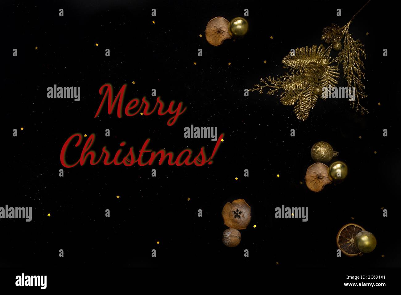 Hermosa decoración de Navidad dorada con bolas sobre fondo negro. Diseño plano. Feliz Navidad letras. Horizontal. Foto de stock