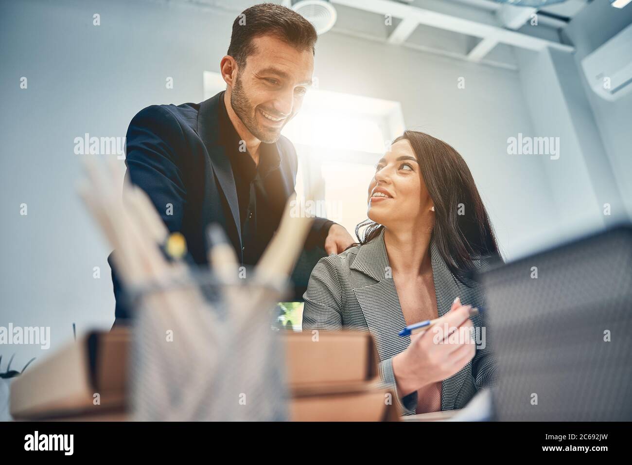 Equipo de negocios hablando en la oficina moderna y discutiendo ideas Foto de stock