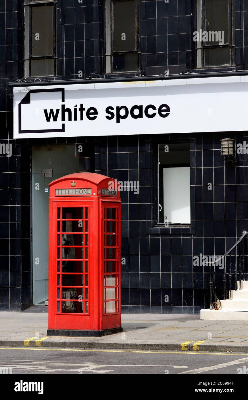 Londres, Inglaterra, Reino Unido. El espacio Blanco tiene lugar en 5 Great Newport Street WC2H 7JB Foto de stock